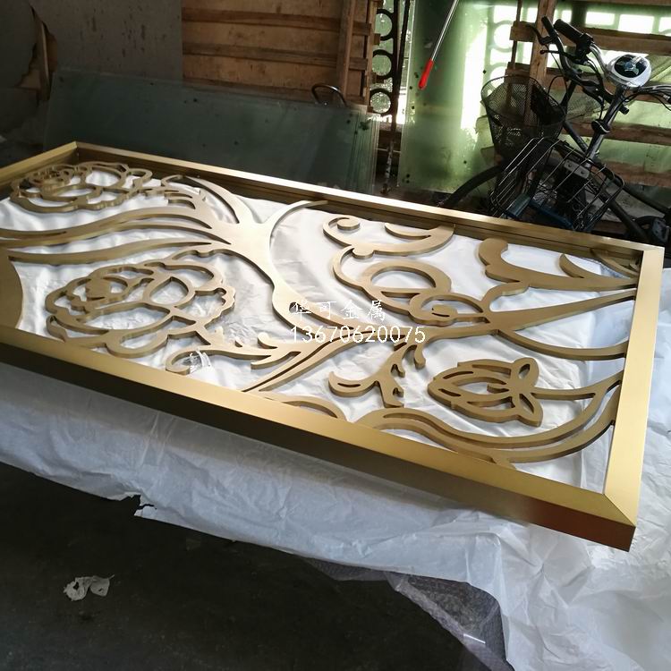 鈦金色激光鏤空玫瑰花形不銹鋼屏風 不銹鋼隔斷廠家