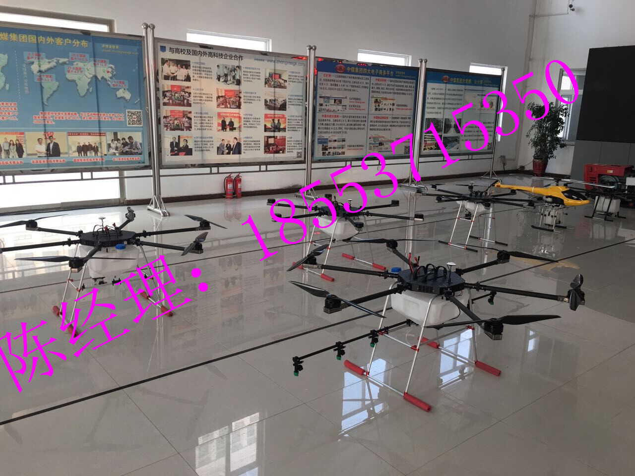 農(nóng)業(yè)好幫手 遙控打藥飛機