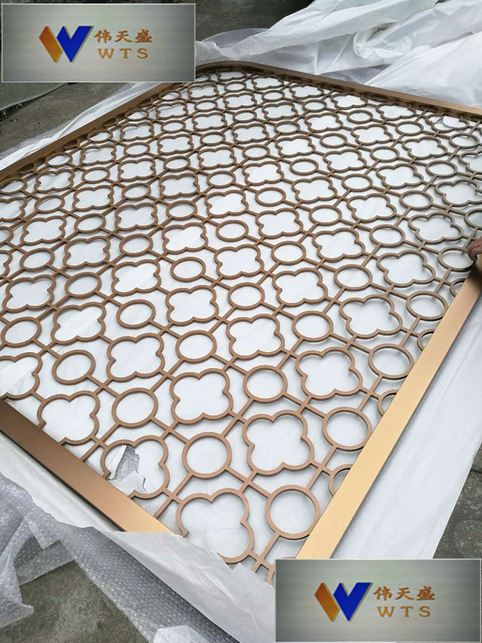 供應(yīng)酒店家庭玫瑰金不銹鋼花格屏風(fēng)偉天盛不銹鋼雕花屏風(fēng)