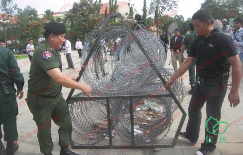 拖車式硬隔離墻喀什1.4米硬隔離墻阻隔網(wǎng) 拖車式硬隔離墻