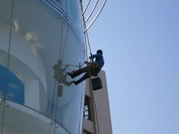 青島擦玻璃_青島專業(yè)擦玻璃 李滄區(qū)效率高玻璃保潔服務公司