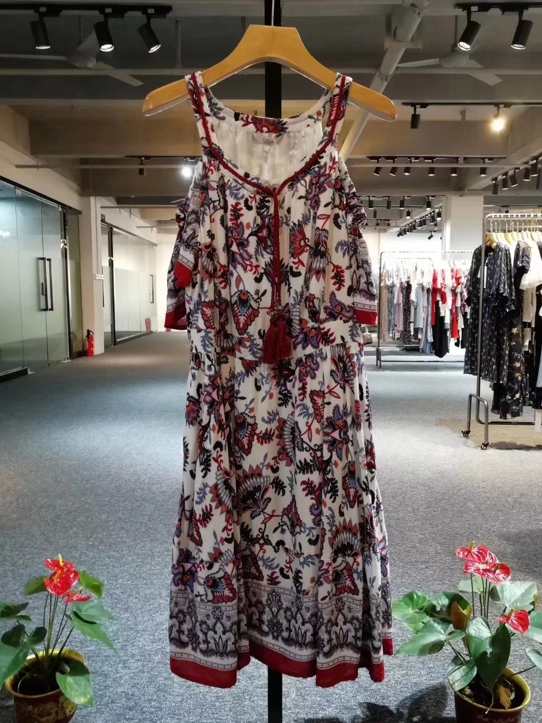 品牌折扣女裝批發(fā) 廣州女裝貨源哪里有！