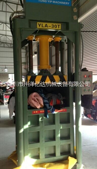 舊服裝打包機(jī)廠家、舊衣服打包機(jī)、舊服裝打包機(jī)、舊服裝出口打包機(jī)