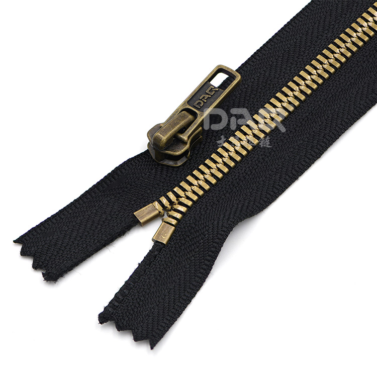 大器拉鏈DAQ品牌:女靴拉鏈制作批發(fā),弧度拉鏈定制,彎曲金屬拉鏈