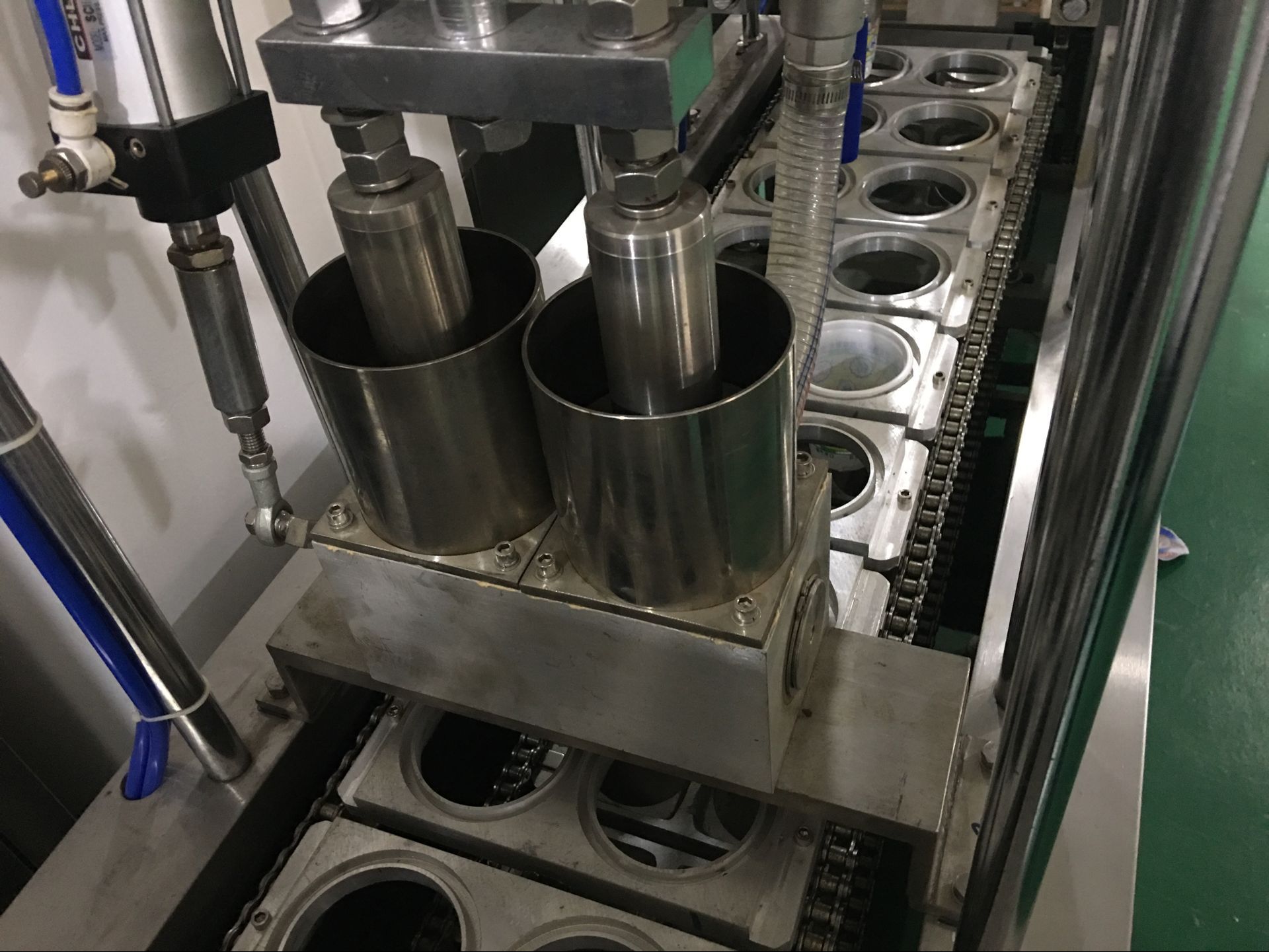 全自動酸奶灌裝封口機 早餐紅豆粥灌裝封口機 自動鋁箔灌裝封口設備價格