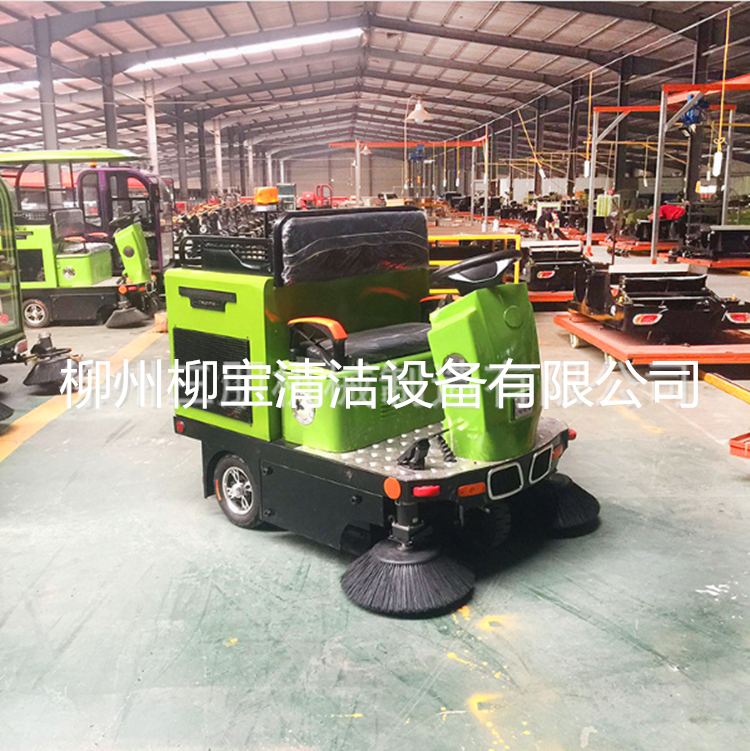 三輪駕駛型掃地車   柳寶LB-1500三輪駕駛式掃地車