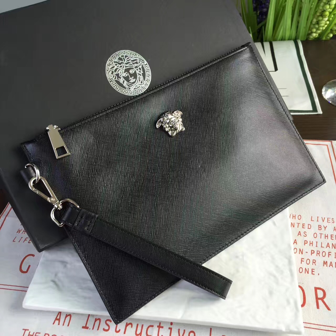 廣州Versace 貨源 廣州德國(guó)潮貨源 廣州VERSACE范思哲代理 廣州德國(guó)潮牌貨源 廣州Versace 貨源