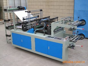 全自動(dòng)一次性背心圍裙機(jī) 一次性背心圍裙機(jī) 塑料圍裙自動(dòng)制袋機(jī) 一次性圍裙設(shè)備 pe圍裙機(jī)