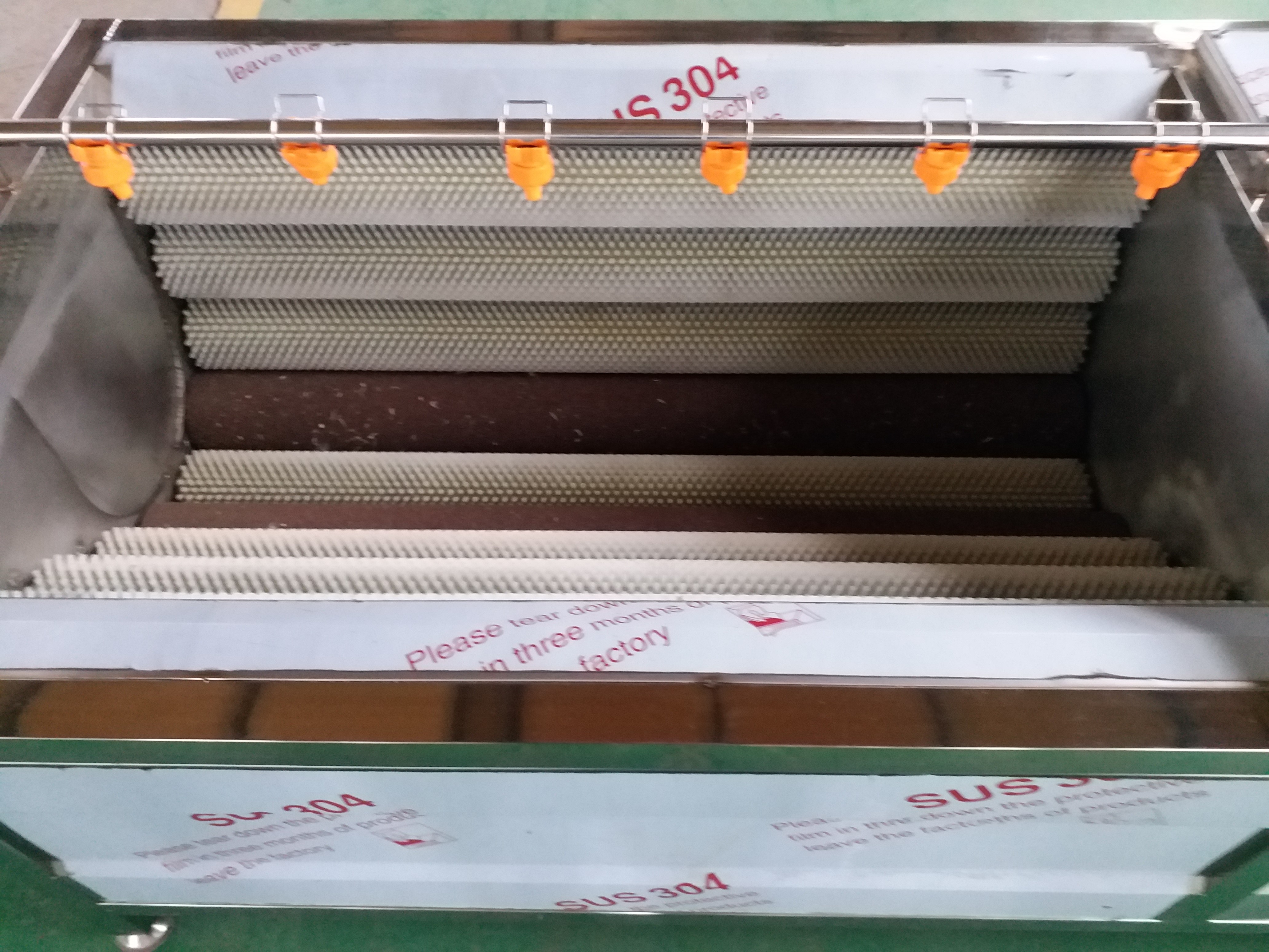 馬鈴薯去皮機(jī)，可應(yīng)用于土豆，紅薯，胡蘿卜，水產(chǎn)貝類(lèi)的清洗與去皮。大大的節(jié)省了人工，提高工作效率。