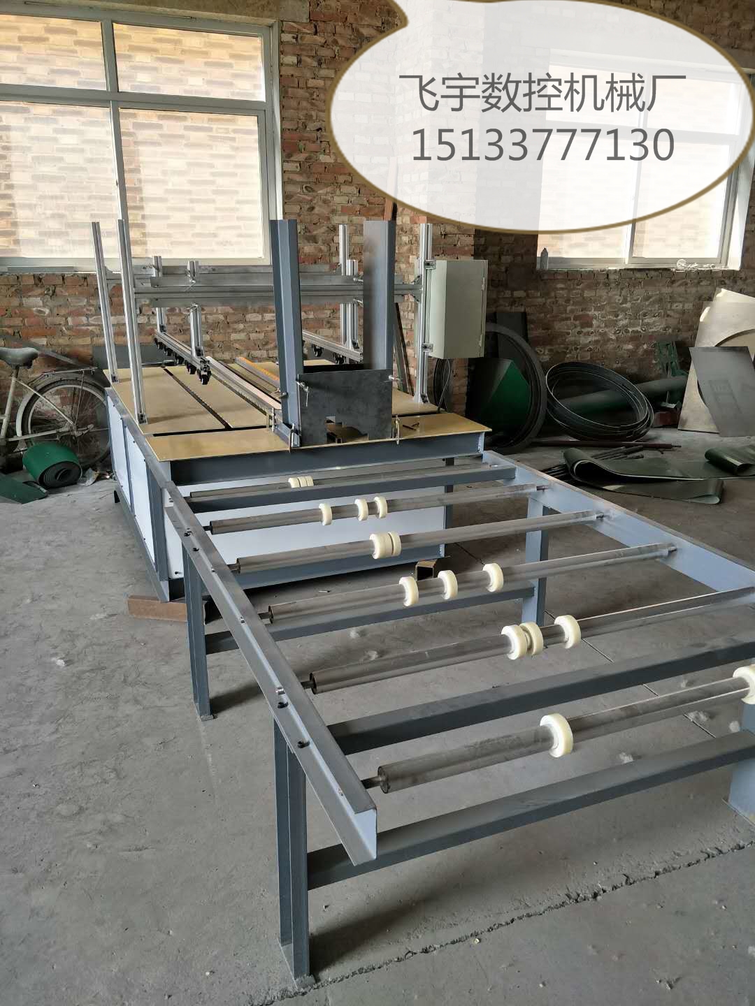 飛宇全自動(dòng)EPS線條切割機(jī)采用滾珠絲杠的傳動(dòng)方式，機(jī)子運(yùn)行穩(wěn)定，無噪音 全自動(dòng)EPS線條切割機(jī)