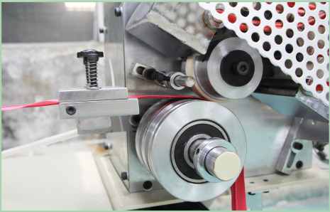 樹脂拉鏈貼膜機|膠牙拉鏈貼膜機|塑鋼拉鏈貼膜機-巨力拉鏈機械-樹脂拉鏈表面處理設備|膠牙拉鏈表面處理設備|塑鋼拉鏈