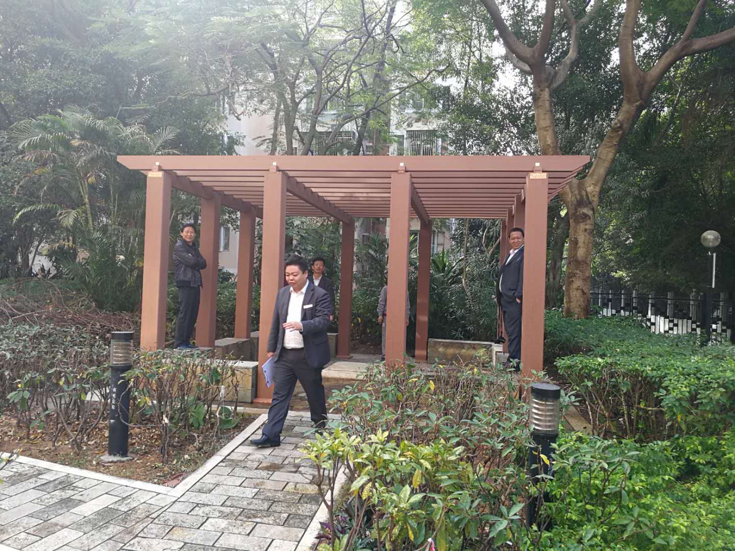專業(yè)定制深圳*小區(qū)戶外塑木花架