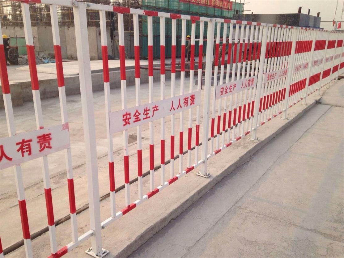 深圳民治基坑護攔 市政護攔 施工護攔 黑黃護攔 方通框架式護攔