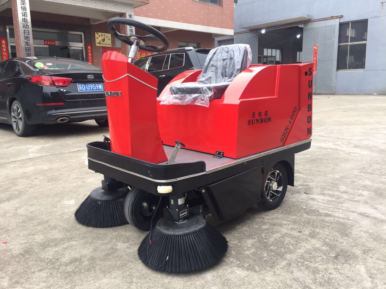 電動(dòng)清掃車(chē)為什么要用免維護(hù)干電瓶