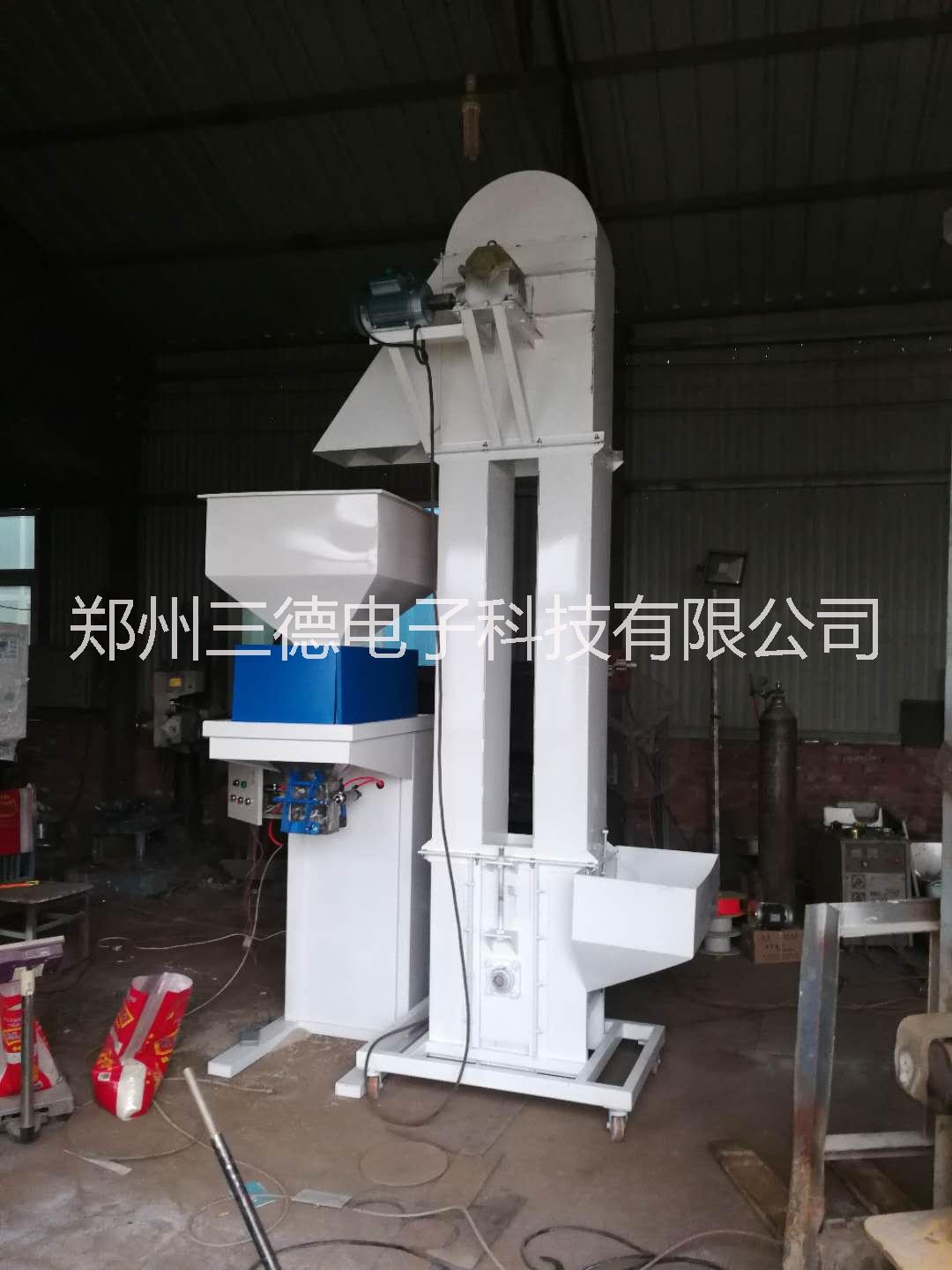 塑料顆粒包裝秤_塑料顆粒裝袋機(jī)_新鄉(xiāng)塑料顆粒裝袋機(jī)