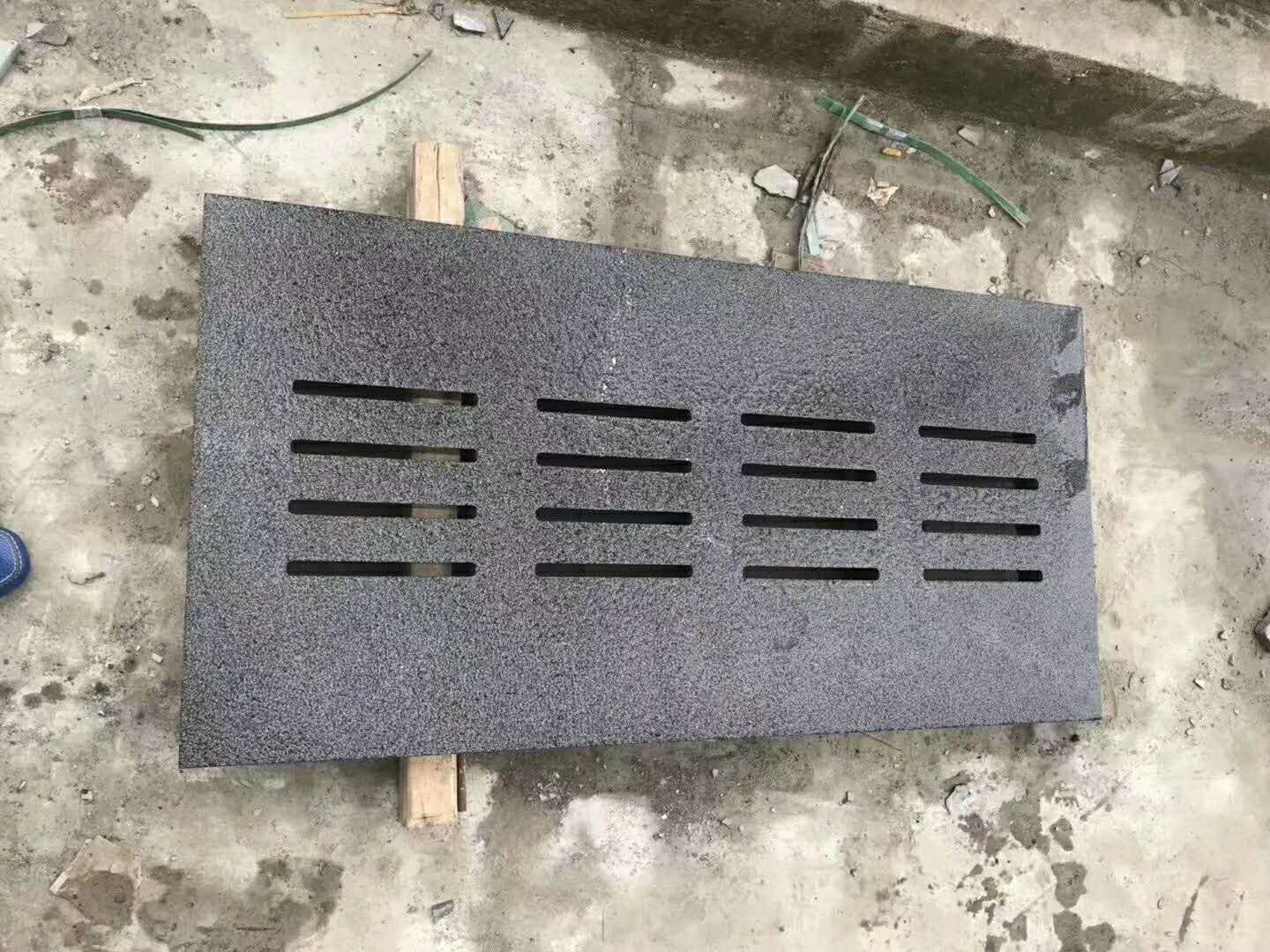 蒙古黑荔枝面地漏供應(yīng)商 天然建筑石材定制 黑石材定制廠家 蒙古黑地漏