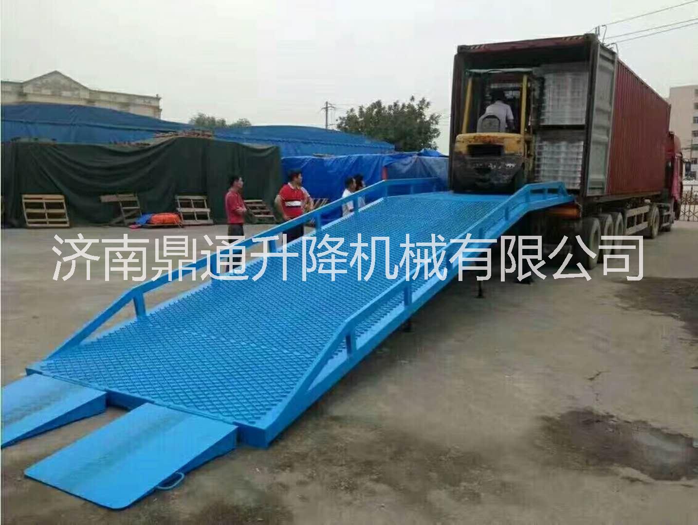 移動(dòng)式液壓登車(chē)橋