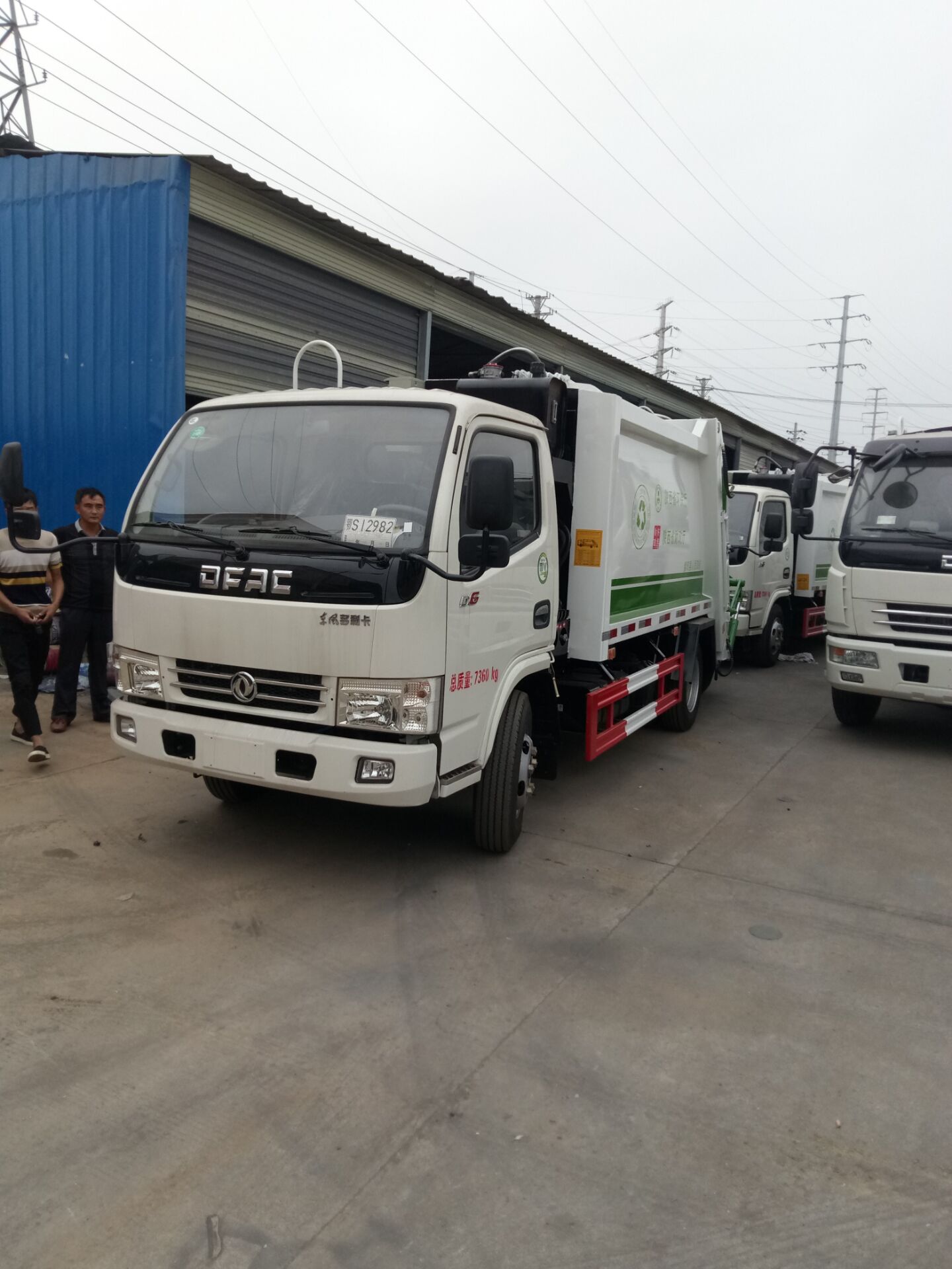 國(guó)五東風(fēng)小多利卡6立方壓縮垃圾車