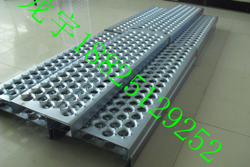 廠家定做鱷魚嘴防滑板 工業(yè)車間用防滑踏步板 沖孔鱷魚嘴防滑板