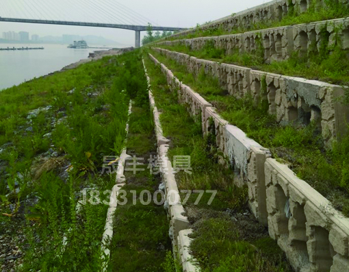 平鋪式生態(tài)護坡打造城市道路建設 平鋪式生態(tài)護坡