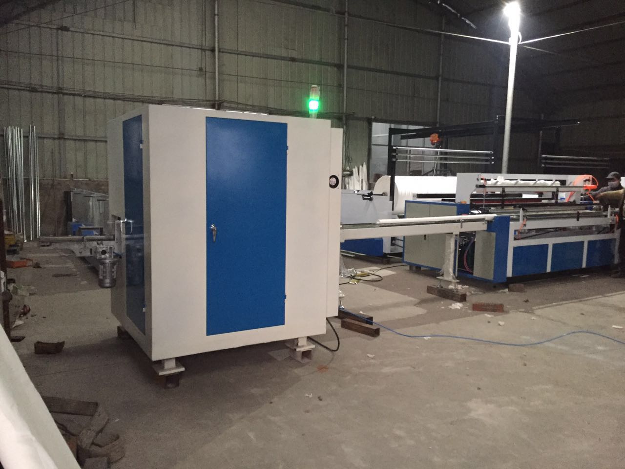 全自動衛(wèi)生紙復(fù)卷機(jī)的機(jī)器設(shè)備功能介紹