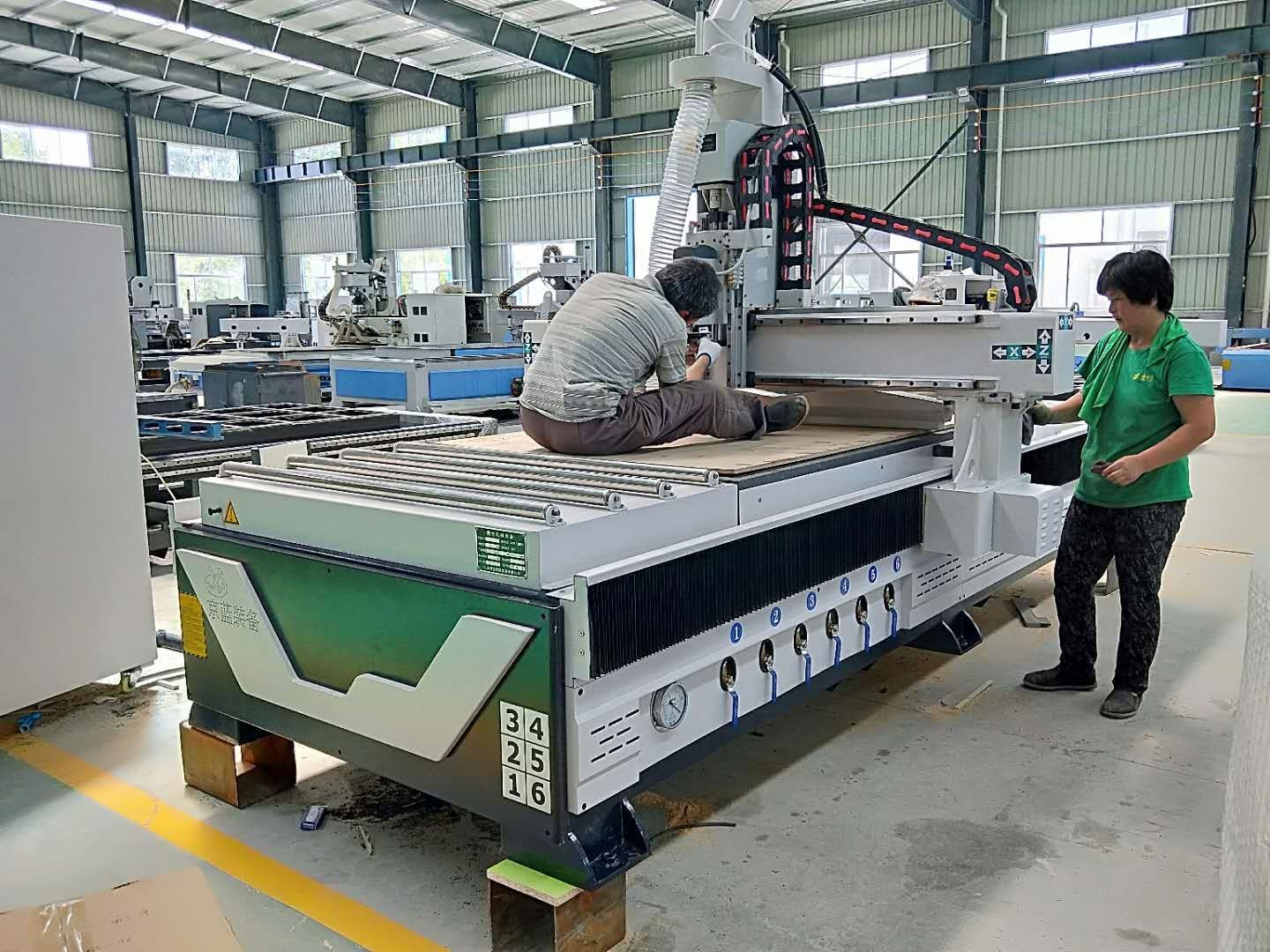 京藍(lán)數(shù)控開料機四工序1325