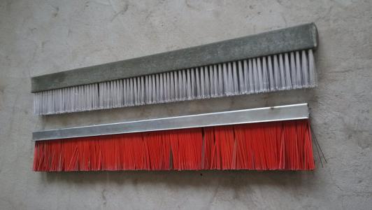 密封刷條 長(zhǎng)刷條  小毛刷   異形毛刷輥  機(jī)械毛刷   我廠生產(chǎn)各種機(jī)械毛刷  量大從優(yōu)