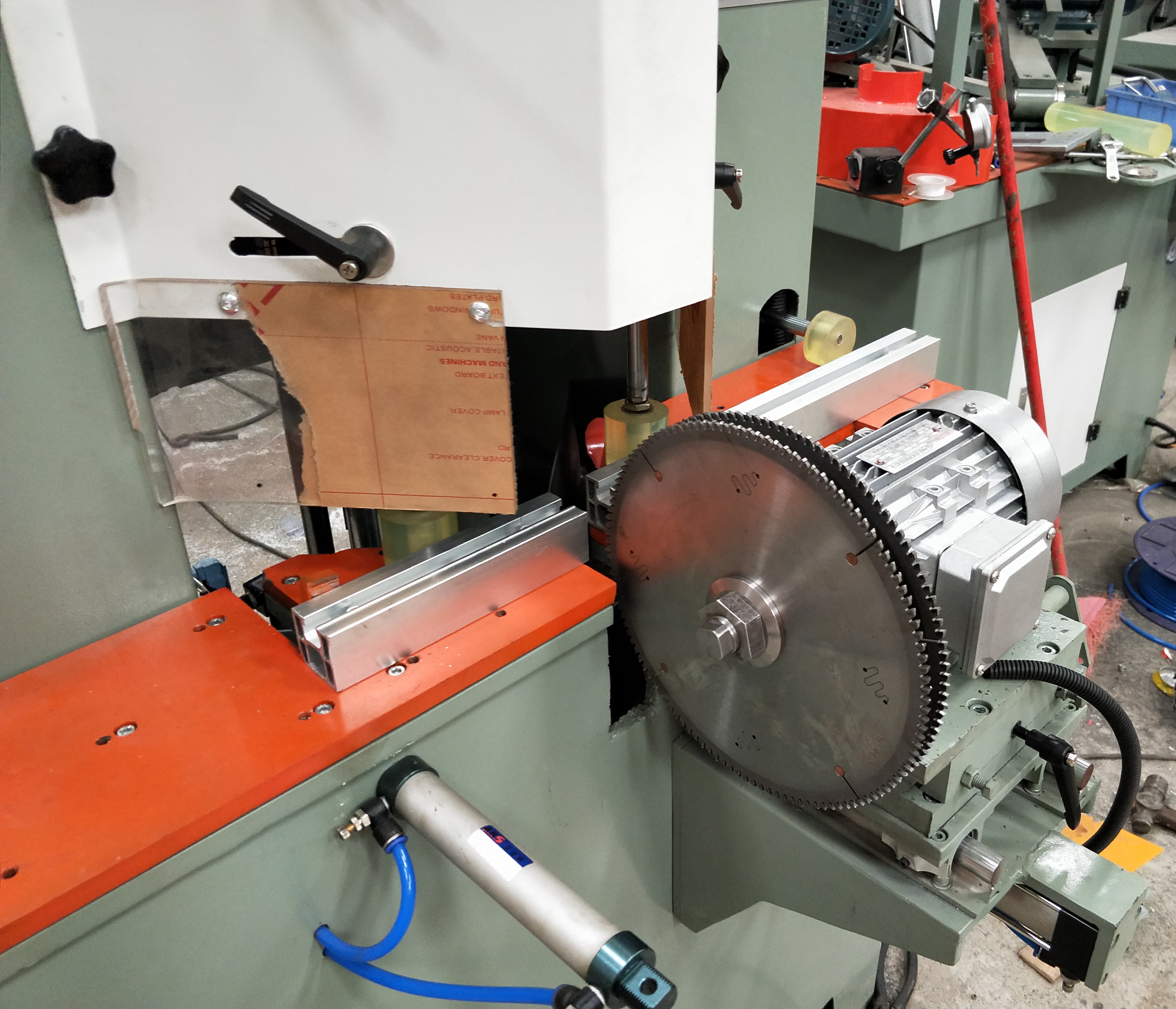 45度雙頭護(hù)角一體機切角機 廣東雙頭護(hù)角一體機切角機供應(yīng)商 超薄燈箱切角機供應(yīng)商 鋁型材切角機 鋁材切割機