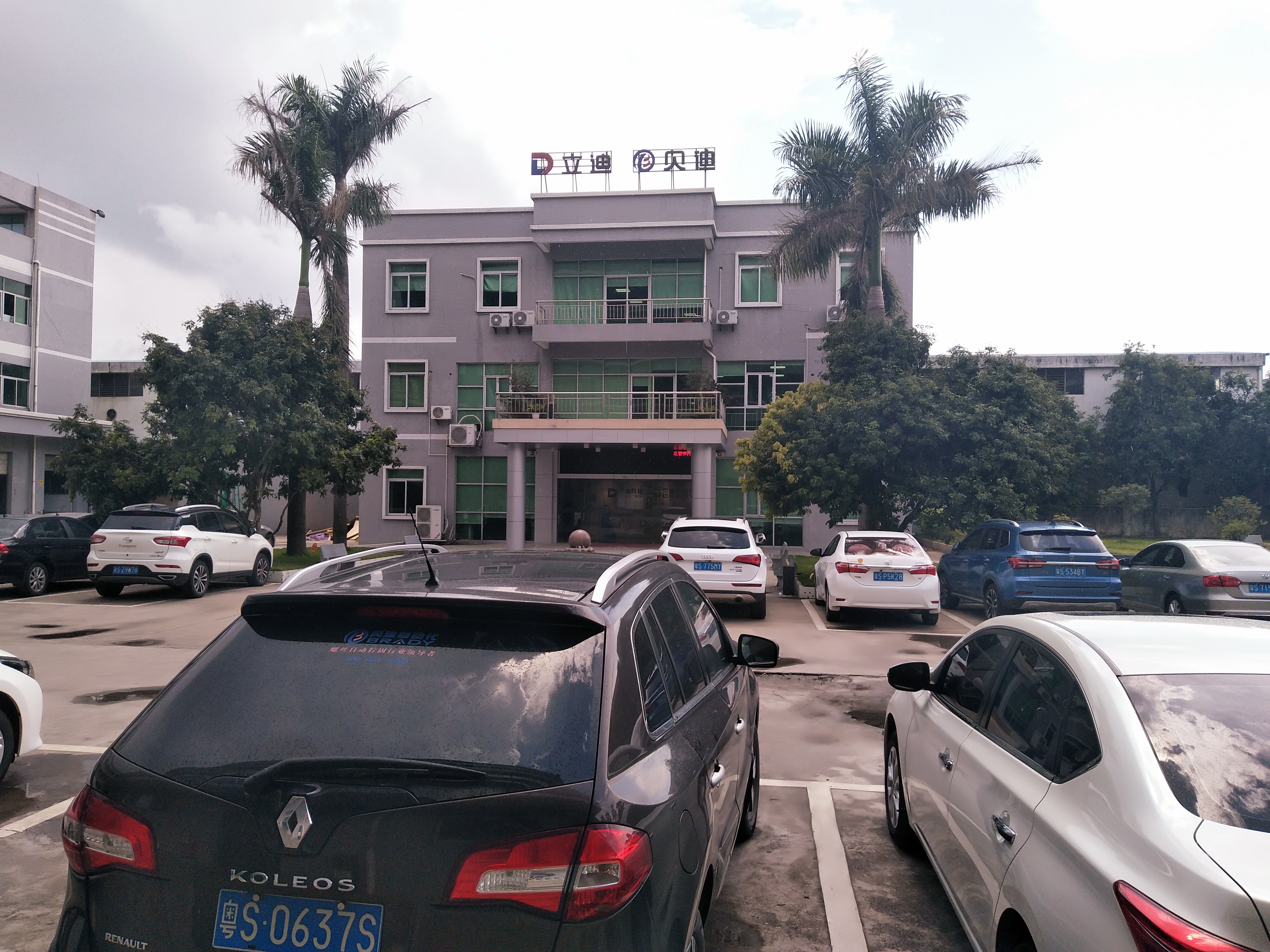 螺絲機(jī)是一種自動化鎖螺絲的小型機(jī)