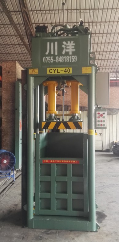 液壓舊服裝打包機、舊服裝出口打包機、舊衣服打包機、液壓打包機廠家，液壓服裝打包機