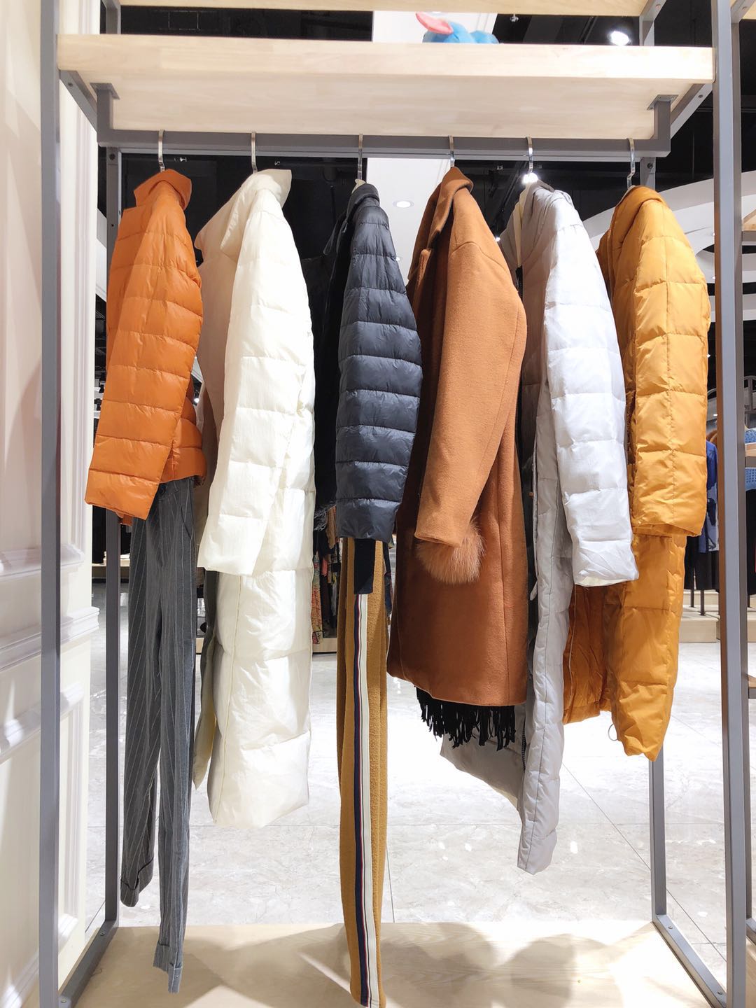 依目了然品牌折扣女裝18冬裝剪標(biāo)羽絨服貨源走份批發(fā)