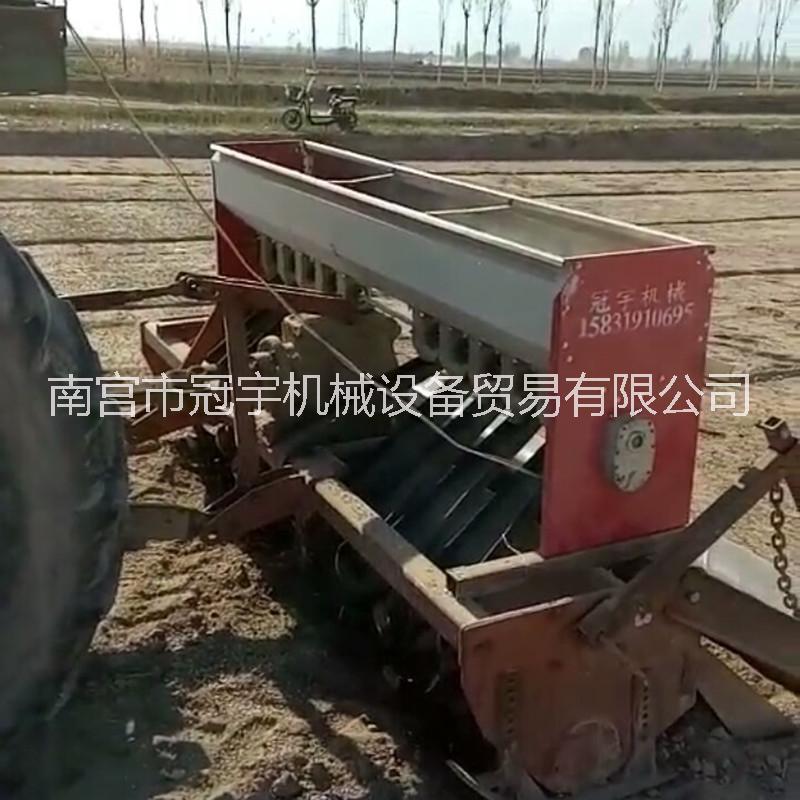 大型拖拉機(jī)后置旋耕機(jī)配套電動(dòng)撒肥機(jī)化肥施肥器