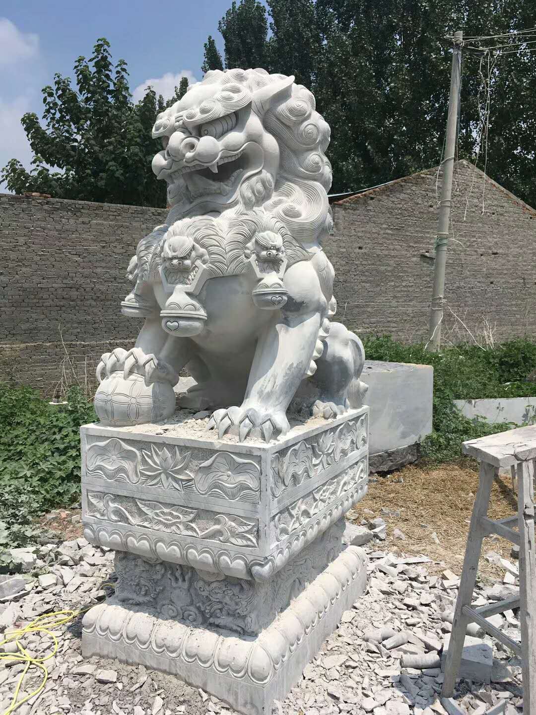 定做門口石雕獅子廠區(qū)石獅子