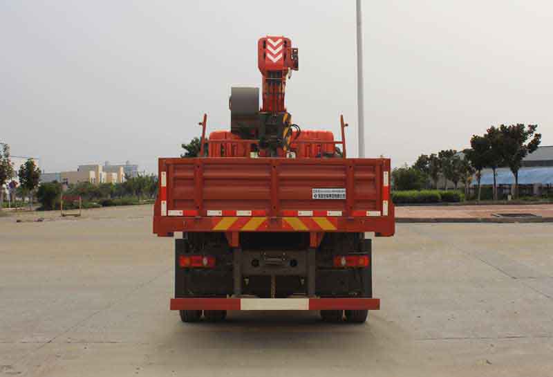 東風4噸直臂吊隨車起重運輸車可左右操作，可正反360度旋轉(zhuǎn)，上下操作靈活，產(chǎn)品質(zhì)量可靠，壽命長，工作速度快