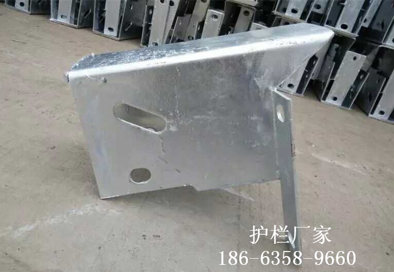 后熱鍍鋅護(hù)欄板廠家 防撞護(hù)欄報價