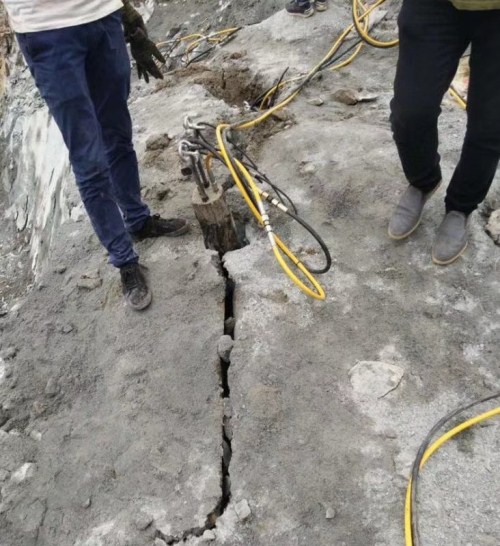 開采石頭液壓巖石劈裂棒工作視頻-巖石劈裂棒