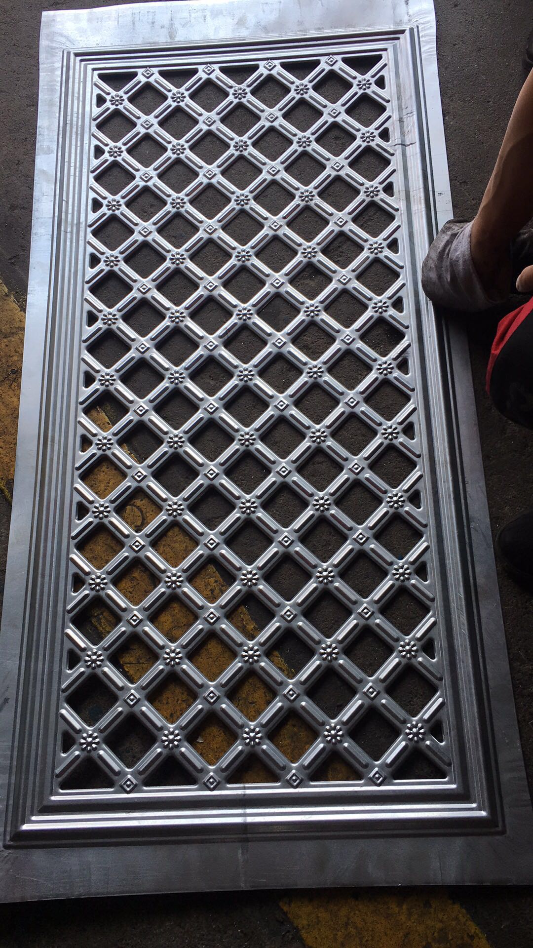 昌盛模具專業(yè)生產(chǎn)山東，東北沖孔類門面模具，復(fù)合模具，外貿(mào)內(nèi)銷各種門面模具