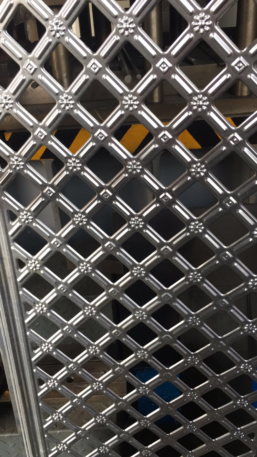 昌盛模具專業(yè)生產(chǎn)山東，東北沖孔類門面模具，復(fù)合模具，外貿(mào)內(nèi)銷各種門面模具