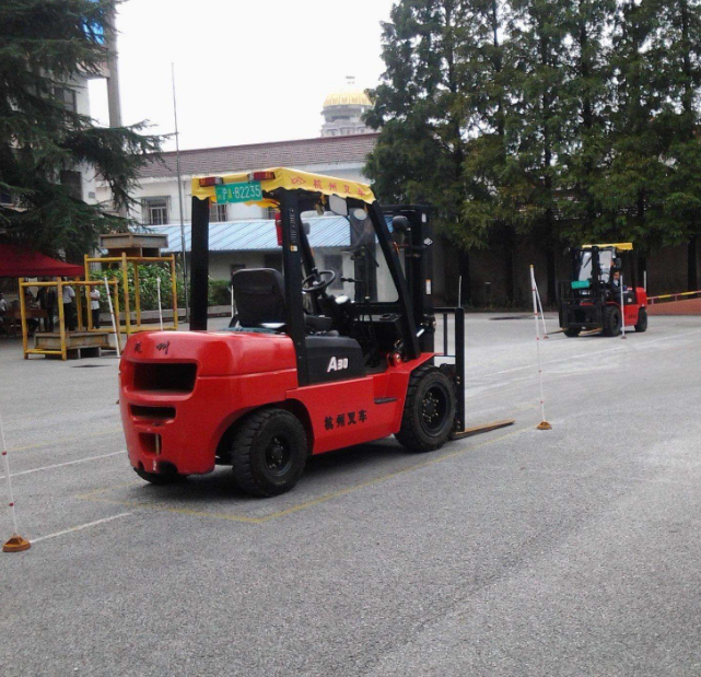 叉車培訓(xùn)招生，自由安排時(shí)間，每周