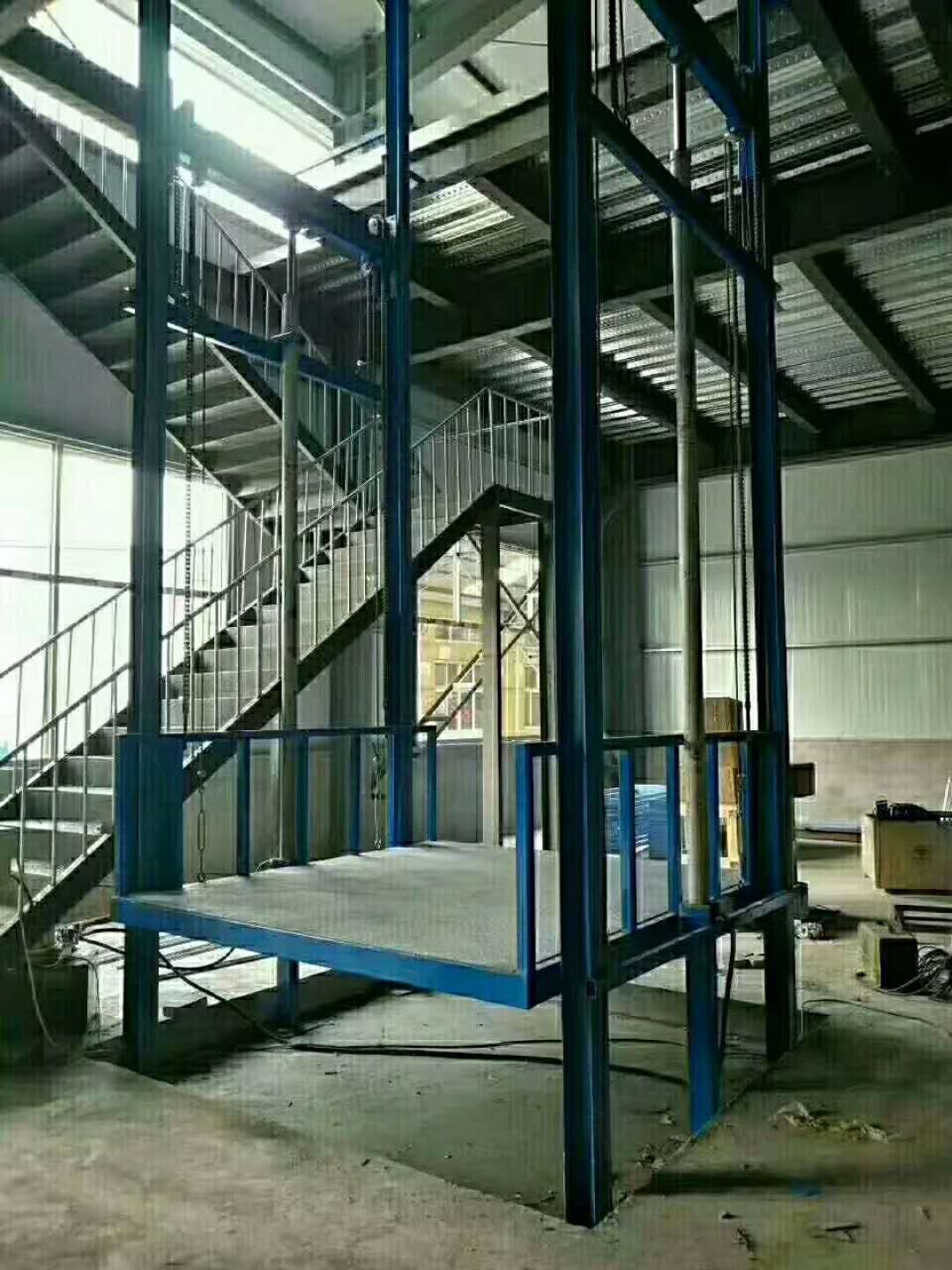 濟(jì)南榮華機(jī)械制造導(dǎo)軌式升降機(jī) 廠家直銷新款導(dǎo)軌液壓升降平臺(tái)