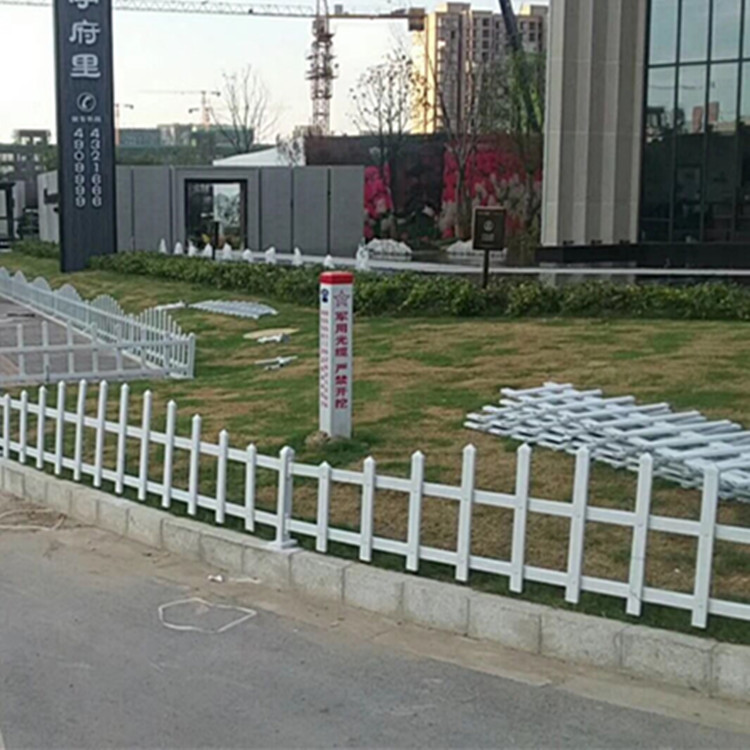 塑鋼弧形草坪圍欄 花園草坪籬笆產(chǎn)地貨源 綠色定制 景區(qū)草坪邊緣*圍擋 花園籬笆