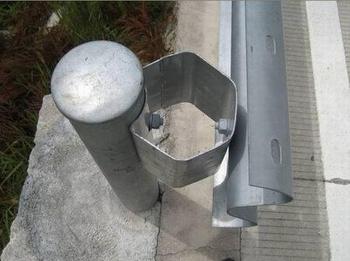 波形護(hù)欄板防阻塊