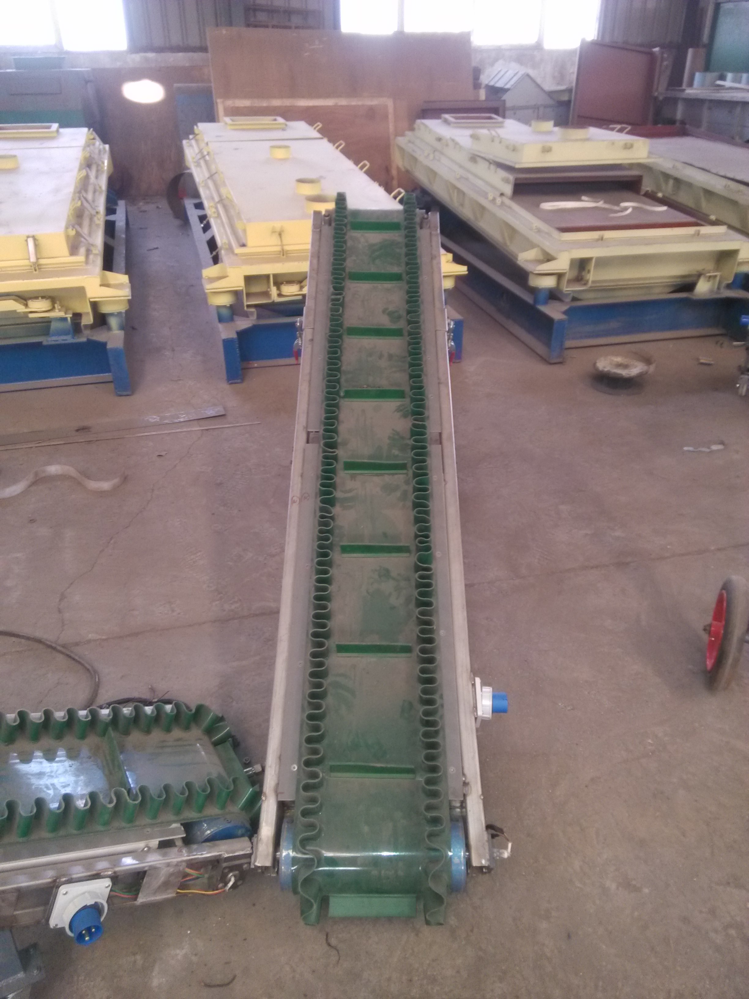 廠家直銷國風(fēng)牌裙邊皮帶輸送機/大傾角裙邊皮帶輸送機廠家/裙邊皮帶輸送機規(guī)格