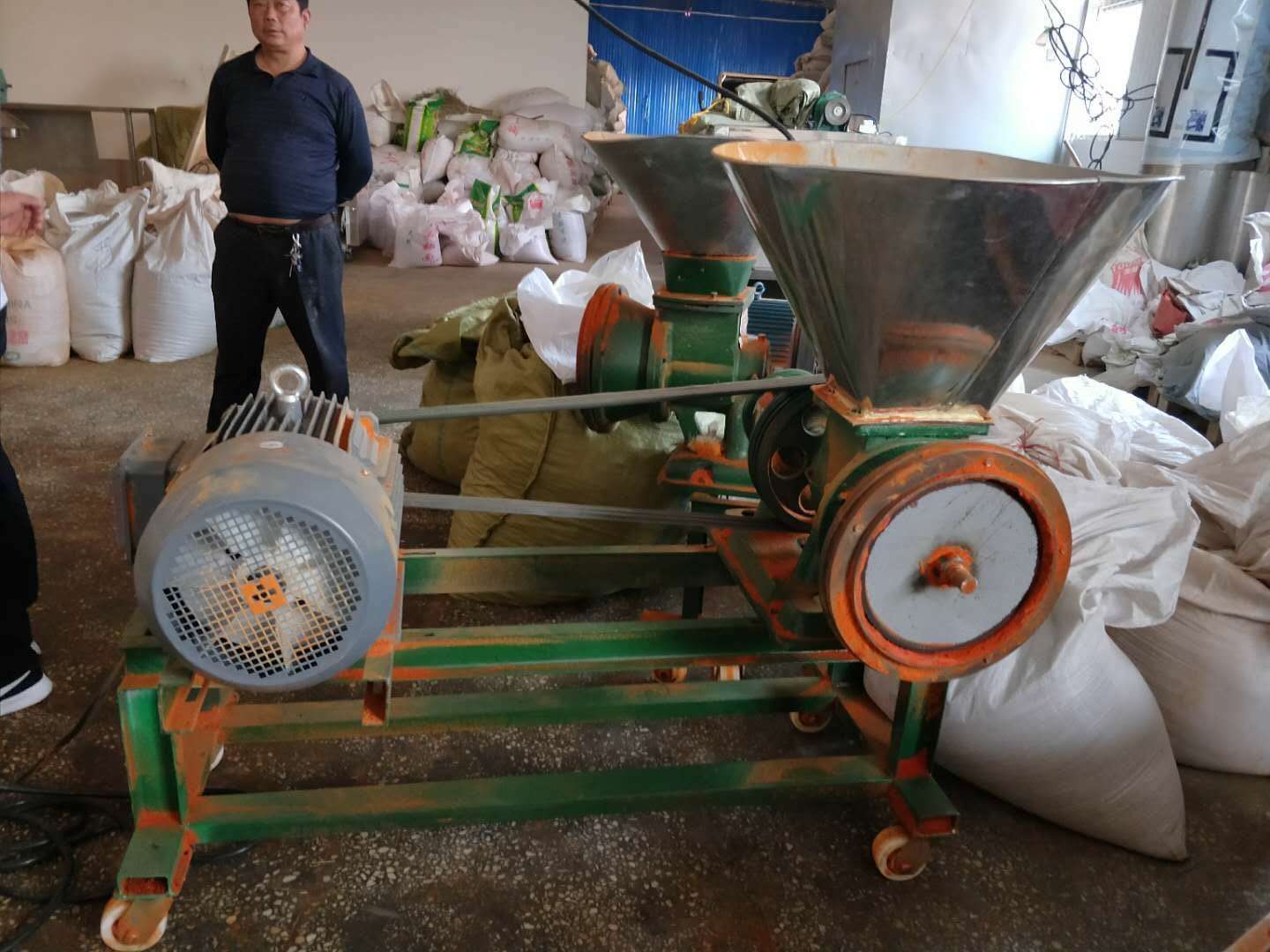 磨頭式磨面機(jī) 磨頭式磨面機(jī)磨面面粉磨漿磨糊