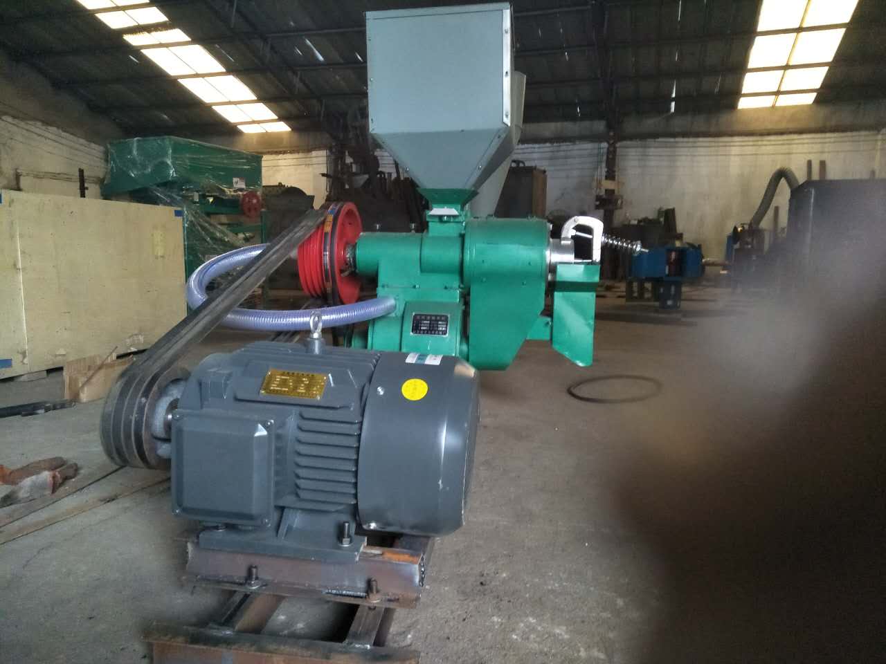 山楂籽去皮拋光機(jī) 山楂籽去皮拋光機(jī)*節(jié)能環(huán)保