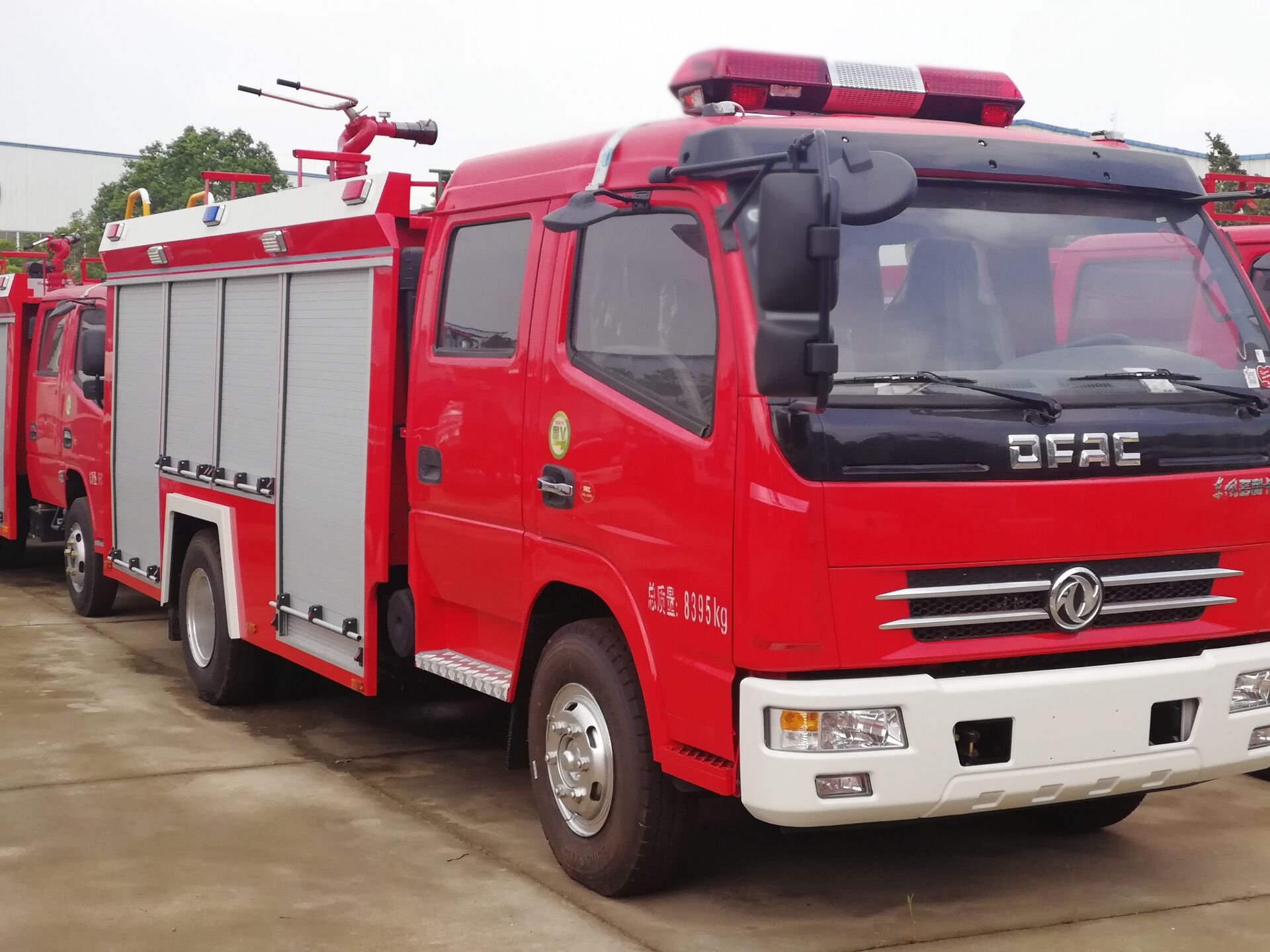 供應(yīng)水罐消防車....工廠消防車