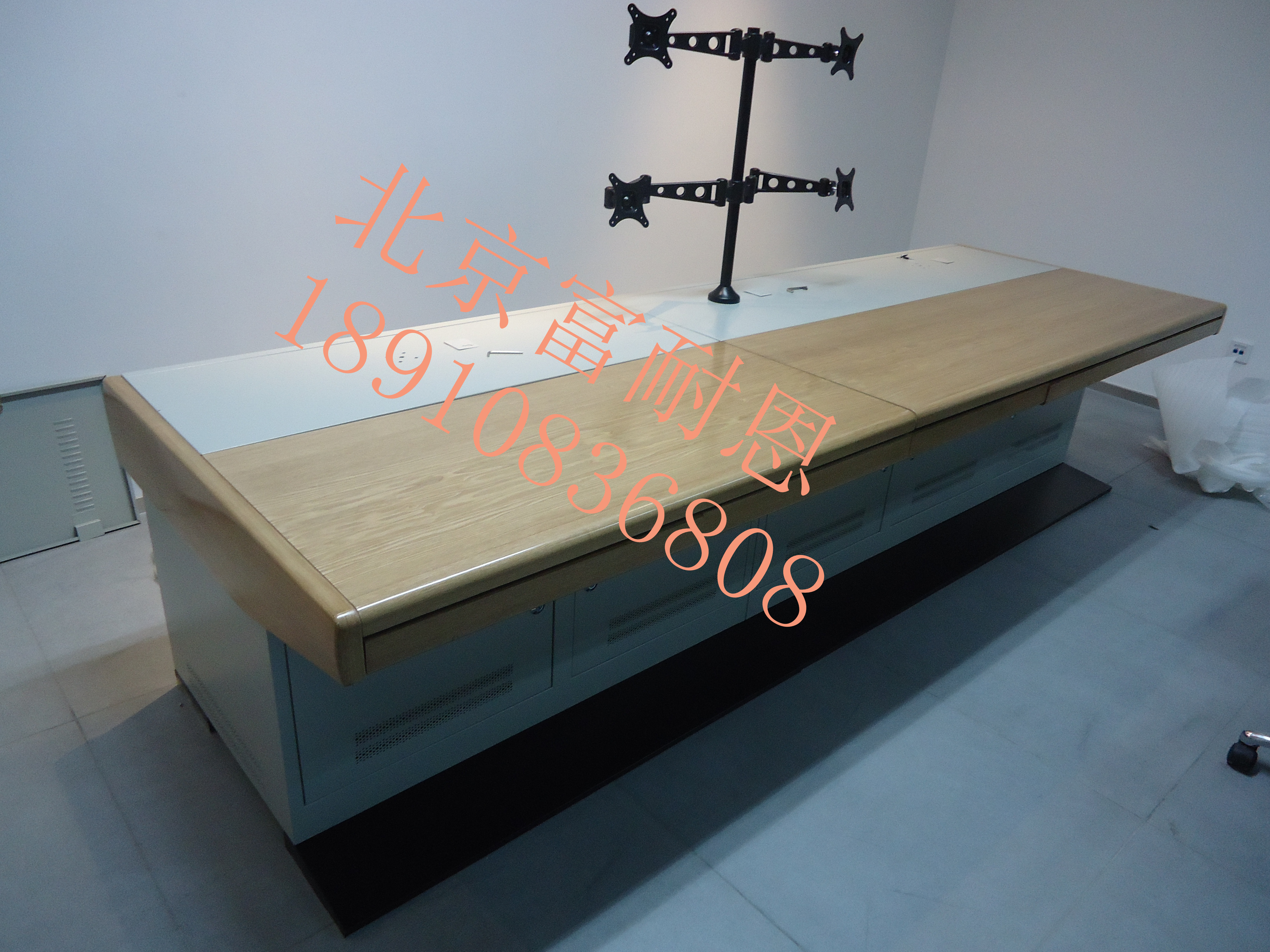 彩虹腿平臺 彎月弧形監(jiān)控操作臺 安防監(jiān)控臺指揮調(diào)度臺廠家直銷