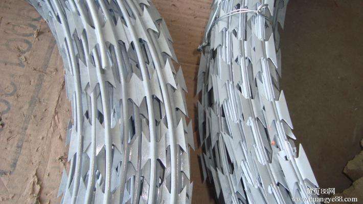 鍍鋅刺繩護欄網(wǎng) 鍍鋅刺繩護欄網(wǎng)/鐵蒺藜圍欄網(wǎng)廠家