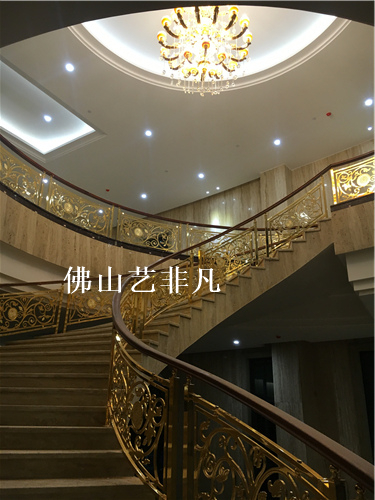 丹陽別墅鋁藝雕刻閃亮金色鋁板*護(hù)欄