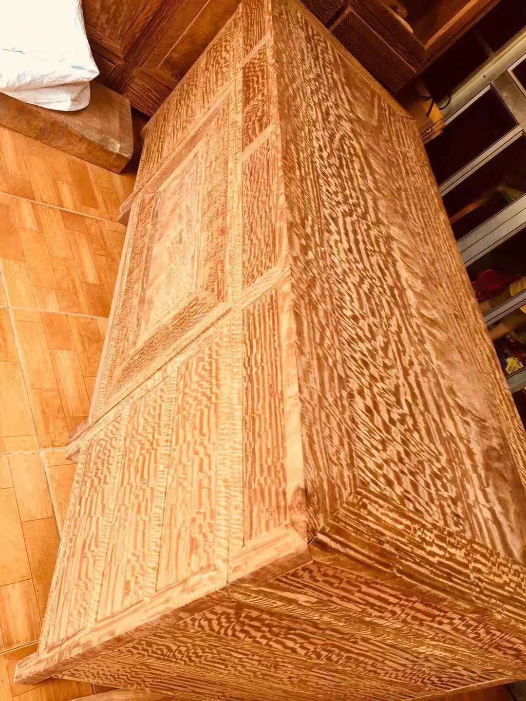 緬花全水波紋辦公桌，專(zhuān)業(yè)生產(chǎn)緬花全水波紋辦公桌